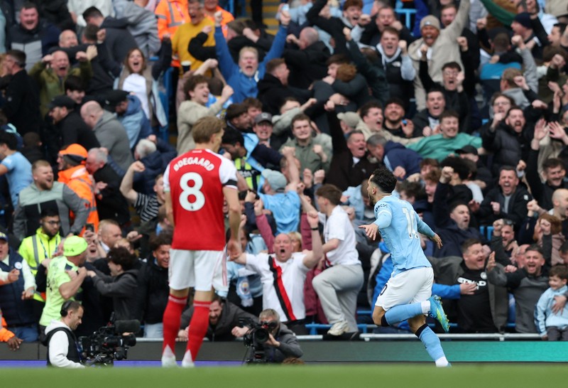 Manchester City berhasil merebut tiga poin dari Arsenal di laga pekan ke-38 Liga Inggris 2025-2026. Bertanding di Etihad Stadium, Minggu (19/4/2026) malam WIB, hasil Man City vs Arsenal selesai dengan skor 2-1. (REUTERS/Scott Heppell)