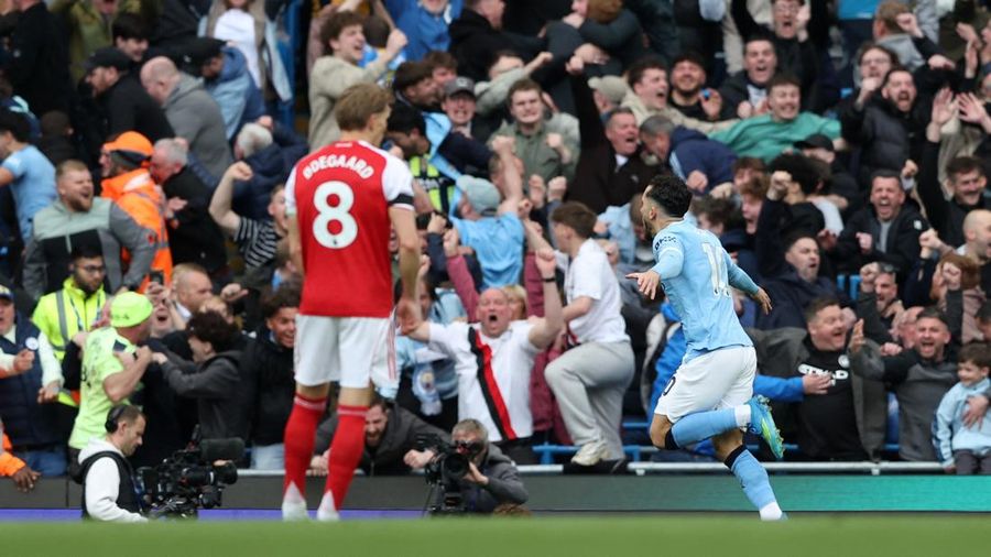 Manchester City berhasil merebut tiga poin dari Arsenal di laga pekan ke-38 Liga Inggris 2025-2026. Bertanding di Etihad Stadium, Minggu (19/4/2026) malam WIB, hasil Man City vs Arsenal selesai dengan skor 2-1. (REUTERS/Scott Heppell)