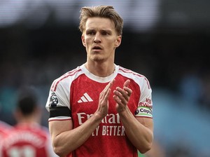 Dicari Kacamata Odegaard yang Dibuang Ben White
