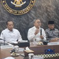 Menko Pangan Zulkifli Hasan (Zulhas) melakukan konferensi pers terkait perkembangan terbaru rekrutmen manajer Koperasi Desa Merah Putih (KDMP) dan Kampung Nelayan Merah Putih, Senin (20/4/2026). (CNBC Indonesia/Chandra Dwi Pranata)