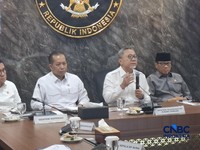 Menko Pangan Zulkifli Hasan (Zulhas) melakukan konferensi pers terkait perkembangan terbaru rekrutmen manajer Koperasi Desa Merah Putih (KDMP) dan Kampung Nelayan Merah Putih, Senin (20/4/2026). (CNBC Indonesia/Chandra Dwi Pranata)