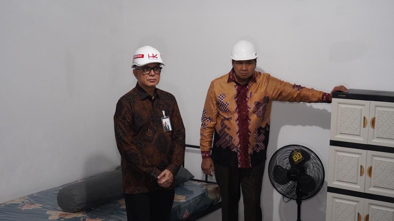Menteri Perumahan dan Kawasan Permukiman (PKP) Maruarar Sirait bersama Direktur Utama Angkasa Pura Muhammad Rizal Pahlevi meninjau progres pembangunan hunian sementara (huntara) bagi masyarakat yang bermukim di kawasan pinggir rel Senen, Jakarta, Jumat (17/4/2026). (Dok. PKP)