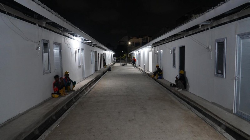 Menteri Perumahan dan Kawasan Permukiman (PKP) Maruarar Sirait bersama Direktur Utama Angkasa Pura Muhammad Rizal Pahlevi meninjau progres pembangunan hunian sementara (huntara) bagi masyarakat yang bermukim di kawasan pinggir rel Senen, Jakarta, Jumat (17/4/2026). (Dok. PKP)