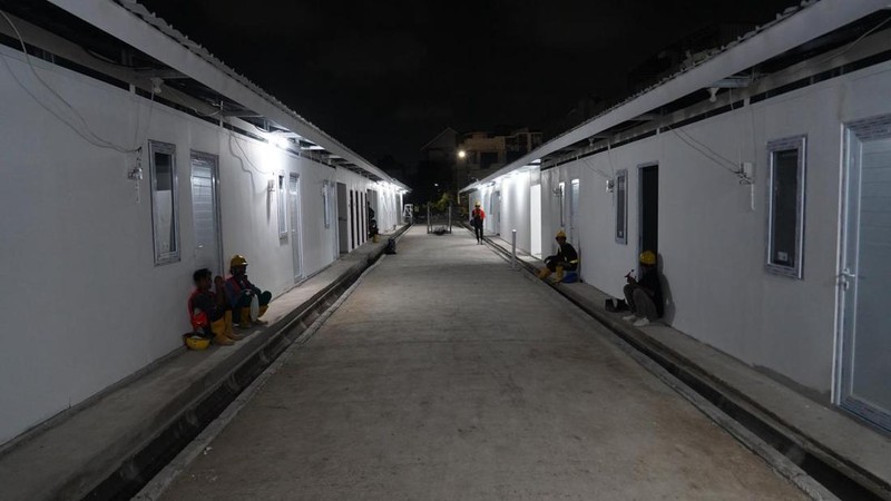 Menteri Perumahan dan Kawasan Permukiman (PKP) Maruarar Sirait bersama Direktur Utama Angkasa Pura Muhammad Rizal Pahlevi meninjau progres pembangunan hunian sementara (huntara) bagi masyarakat yang bermukim di kawasan pinggir rel Senen, Jakarta, Jumat (17/4/2026).