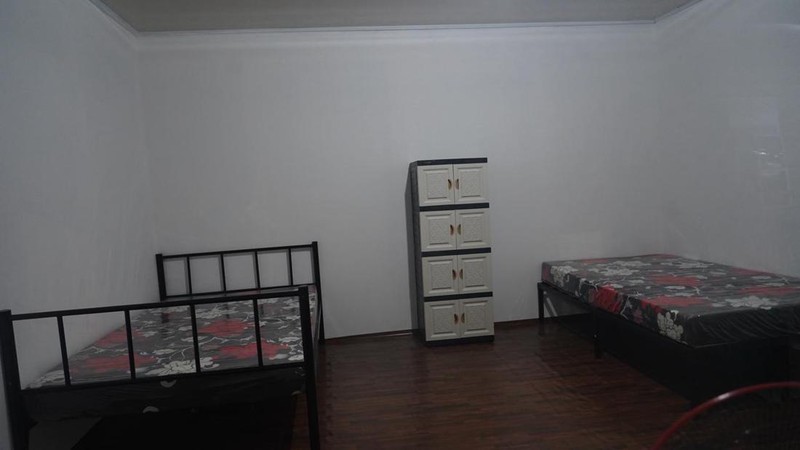 Menteri Perumahan dan Kawasan Permukiman (PKP) Maruarar Sirait bersama Direktur Utama Angkasa Pura Muhammad Rizal Pahlevi meninjau progres pembangunan hunian sementara (huntara) bagi masyarakat yang bermukim di kawasan pinggir rel Senen, Jakarta, Jumat (17/4/2026).