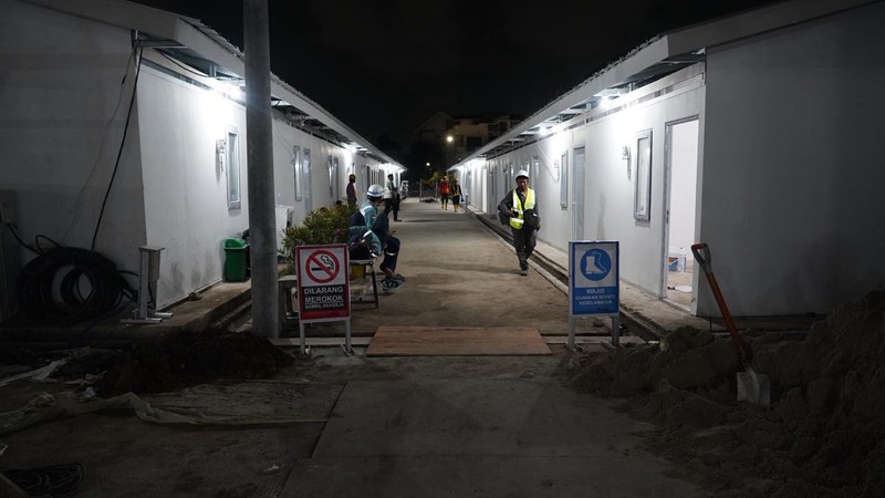 Menteri Perumahan dan Kawasan Permukiman (PKP) Maruarar Sirait bersama Direktur Utama Angkasa Pura Muhammad Rizal Pahlevi meninjau progres pembangunan hunian sementara (huntara) bagi masyarakat yang bermukim di kawasan pinggir rel Senen, Jakarta, Jumat (17/4/2026). (Dok. PKP)