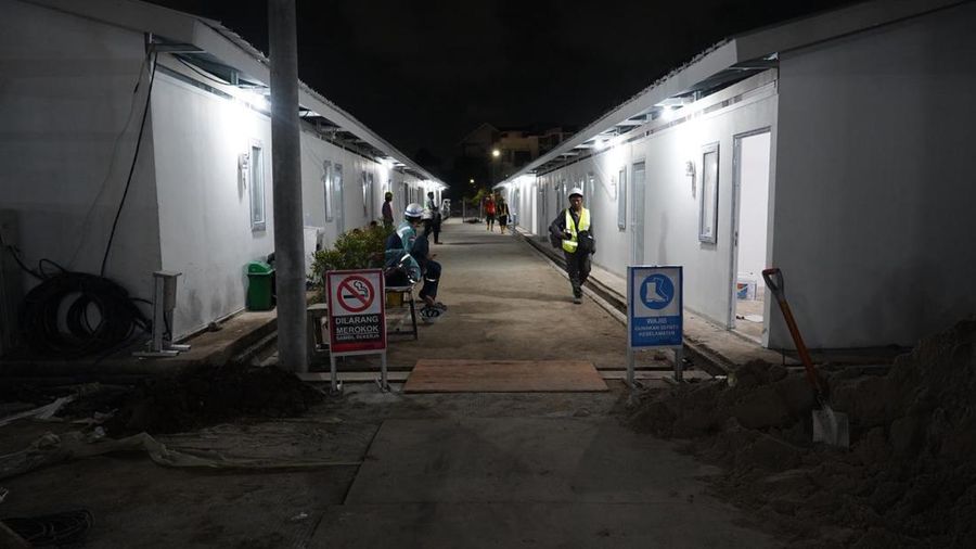 Menteri Perumahan dan Kawasan Permukiman (PKP) Maruarar Sirait bersama Direktur Utama Angkasa Pura Muhammad Rizal Pahlevi meninjau progres pembangunan hunian sementara (huntara) bagi masyarakat yang bermukim di kawasan pinggir rel Senen, Jakarta, Jumat (17/4/2026).