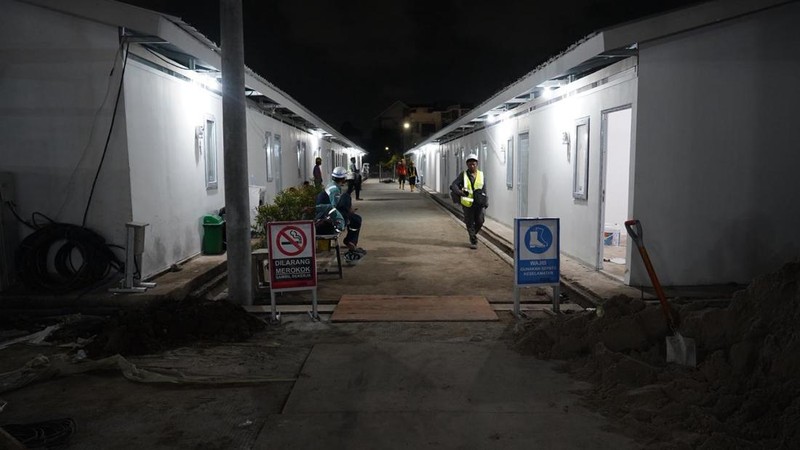 Menteri Perumahan dan Kawasan Permukiman (PKP) Maruarar Sirait bersama Direktur Utama Angkasa Pura Muhammad Rizal Pahlevi meninjau progres pembangunan hunian sementara (huntara) bagi masyarakat yang bermukim di kawasan pinggir rel Senen, Jakarta, Jumat (17/4/2026).