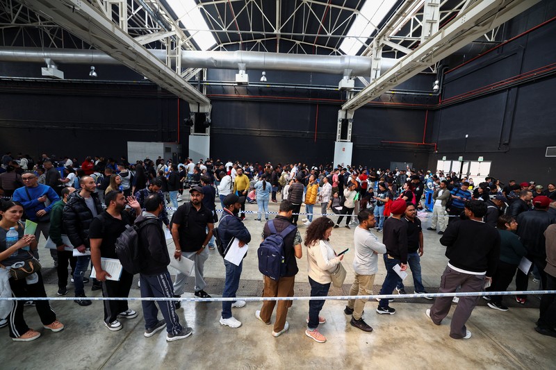 Orang-orang mengantre untuk menerima dokumen saat proses regularisasi migran massal Spanyol akan dimulai, di Hospitalet de Llobregat, dekat Barcelona, ​​Spanyol, 20 April 2026. REUTERS/Albert Gea