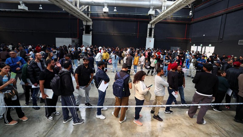 Orang-orang mengantre untuk menerima dokumen saat proses regularisasi migran massal Spanyol akan dimulai, di Hospitalet de Llobregat, dekat Barcelona, ​​Spanyol, 20 April 2026. REUTERS/Albert Gea