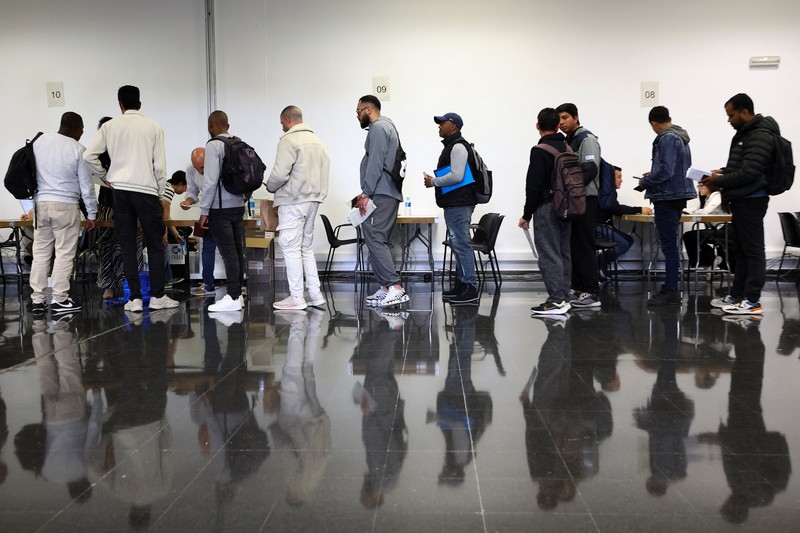 Orang-orang mengantre untuk menerima dokumen saat proses regularisasi migran massal Spanyol akan dimulai, di Hospitalet de Llobregat, dekat Barcelona, ​​Spanyol, 20 April 2026. REUTERS/Albert Gea