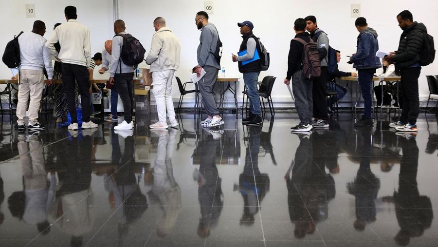 Orang-orang mengantre untuk menerima dokumen saat proses regularisasi migran massal Spanyol akan dimulai, di Hospitalet de Llobregat, dekat Barcelona, ​​Spanyol, 20 April 2026. REUTERS/Albert Gea
