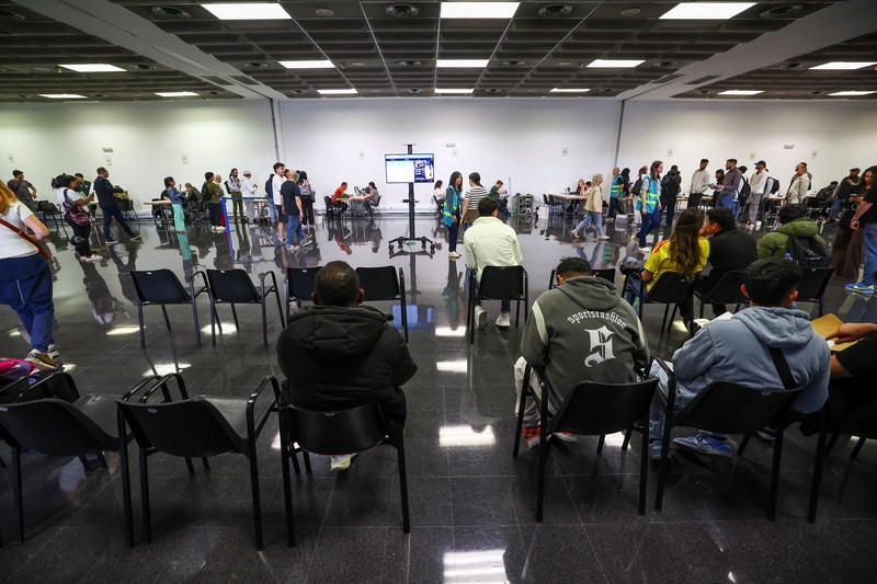 Orang-orang mengantre untuk menerima dokumen saat proses regularisasi migran massal Spanyol akan dimulai, di Hospitalet de Llobregat, dekat Barcelona, ​​Spanyol, 20 April 2026. REUTERS/Albert Gea