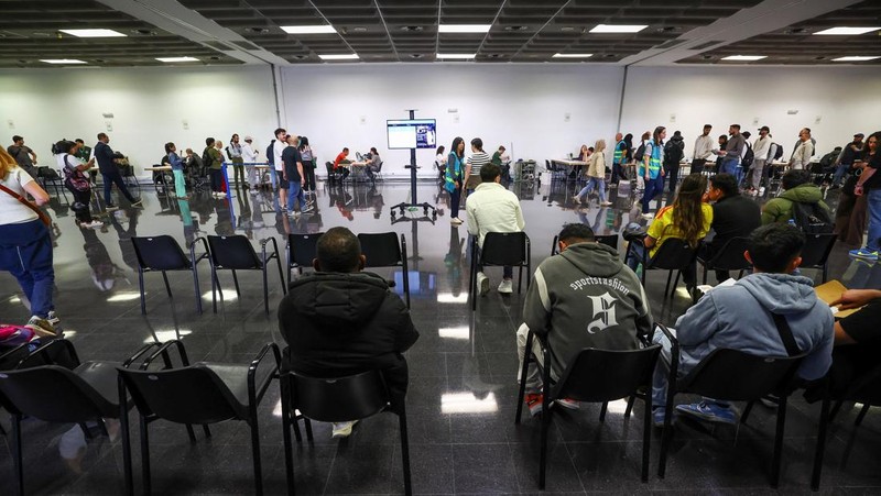 Orang-orang mengantre untuk menerima dokumen saat proses regularisasi migran massal Spanyol akan dimulai, di Hospitalet de Llobregat, dekat Barcelona, ​​Spanyol, 20 April 2026. REUTERS/Albert Gea