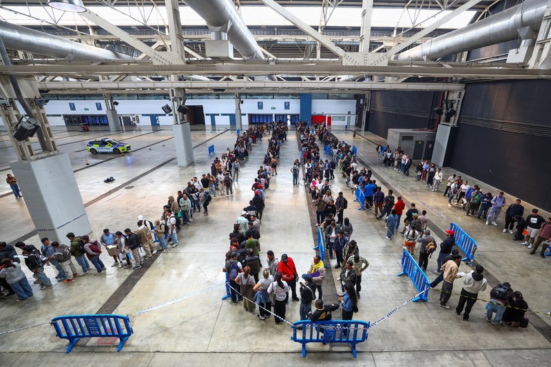 Orang-orang mengantre untuk menerima dokumen saat proses regularisasi migran massal Spanyol akan dimulai, di Hospitalet de Llobregat, dekat Barcelona, ​​Spanyol, 20 April 2026. REUTERS/Albert Gea