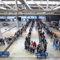 Orang-orang mengantre untuk menerima dokumen saat proses regularisasi migran massal Spanyol akan dimulai, di Hospitalet de Llobregat, dekat Barcelona, ​​Spanyol, 20 April 2026. REUTERS/Albert Gea