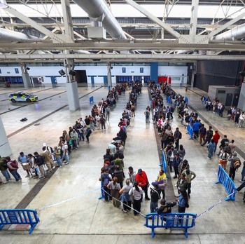 Orang-orang mengantre untuk menerima dokumen saat proses regularisasi migran massal Spanyol akan dimulai, di Hospitalet de Llobregat, dekat Barcelona, ​​Spanyol, 20 April 2026. REUTERS/Albert Gea