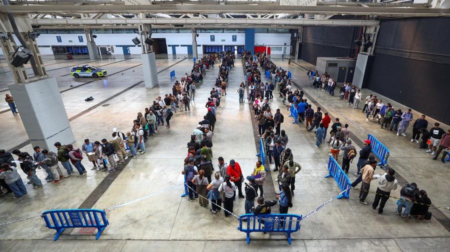 Orang-orang mengantre untuk menerima dokumen saat proses regularisasi migran massal Spanyol akan dimulai, di Hospitalet de Llobregat, dekat Barcelona, ​​Spanyol, 20 April 2026. REUTERS/Albert Gea