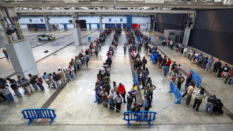 Orang-orang mengantre untuk menerima dokumen saat proses regularisasi migran massal Spanyol akan dimulai, di Hospitalet de Llobregat, dekat Barcelona, ​​Spanyol, 20 April 2026. REUTERS/Albert Gea
