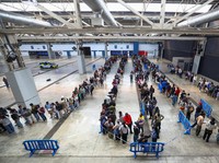 Orang-orang mengantre untuk menerima dokumen saat proses regularisasi migran massal Spanyol akan dimulai, di Hospitalet de Llobregat, dekat Barcelona, ​​Spanyol, 20 April 2026. REUTERS/Albert Gea