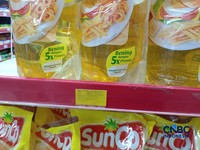 Pengusaha ritel modern buka suara soal kenaikan harga minyak goreng kmeasan premium. (CNBC Indonesia/Martyasari Rizky)