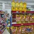 Pantauan Harga Minyak Goreng Kemasan Bermerek di kawasan Setiabudi, Jakarta Selatan, Senin (20/4/2026). (CNBC Indonesia/Martyasari Rizky)
