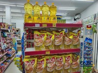 Pantauan Harga Minyak Goreng Kemasan Bermerek di kawasan Setiabudi, Jakarta Selatan, Senin (20/4/2026). (CNBC Indonesia/Martyasari Rizky)