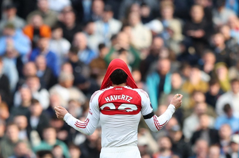 Manchester City berhasil merebut tiga poin dari Arsenal di laga pekan ke-38 Liga Inggris 2025-2026. Bertanding di Etihad Stadium, Minggu (19/4/2026) malam WIB, hasil Man City vs Arsenal selesai dengan skor 2-1. (REUTERS/Scott Heppell)