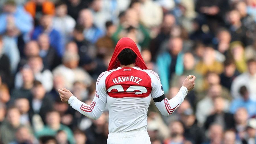 Manchester City berhasil merebut tiga poin dari Arsenal di laga pekan ke-38 Liga Inggris 2025-2026. Bertanding di Etihad Stadium, Minggu (19/4/2026) malam WIB, hasil Man City vs Arsenal selesai dengan skor 2-1. (REUTERS/Scott Heppell)