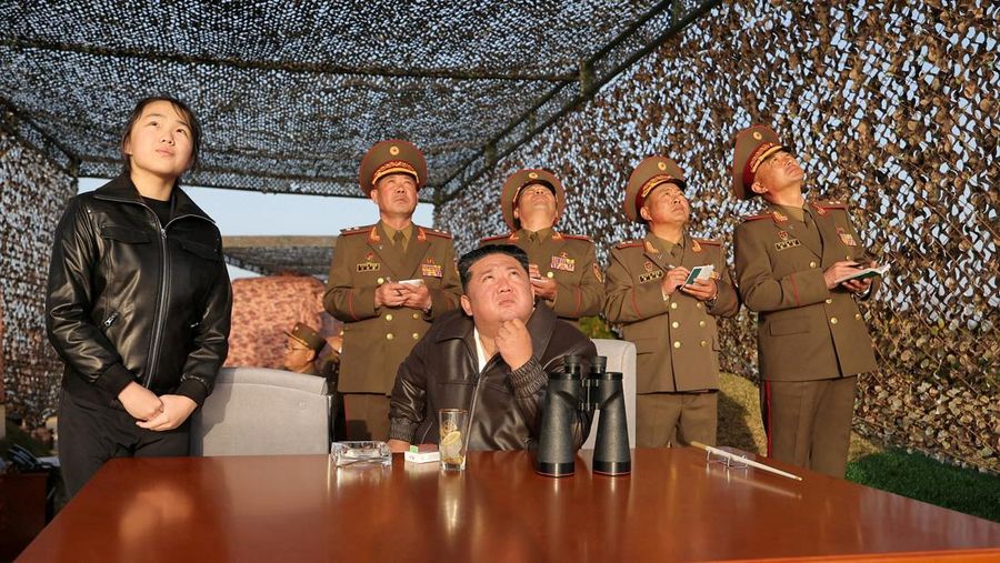 Pemerintah Korea Utara mengumumkan mereka telah melakukan uji coba peluncuran lima rudal balistik taktis permukaan-ke-permukaan jenis Hwasongpho-11 Ra, Senin (20/4/2026). (via REUTERS/KCNA)