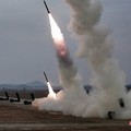 Pemerintah Korea Utara mengumumkan mereka telah melakukan uji coba peluncuran lima rudal balistik taktis permukaan-ke-permukaan jenis Hwasongpho-11 Ra, Senin (20/4/2026). (via REUTERS/KCNA)