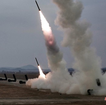 Potret Kim Jong Un "Turun Gunung" Coba 5 Rudal Balistik 140 Km Korut