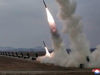 Potret Kim Jong Un "Turun Gunung" Coba 5 Rudal Balistik 140 Km Korut