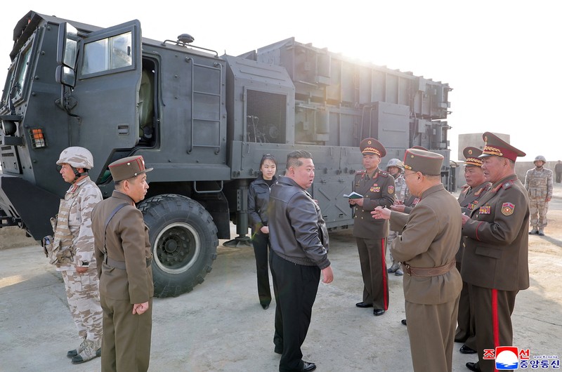 Pemerintah Korea Utara mengumumkan mereka telah melakukan uji coba peluncuran lima rudal balistik taktis permukaan-ke-permukaan jenis Hwasongpho-11 Ra, Senin (20/4/2026). (via REUTERS/KCNA)