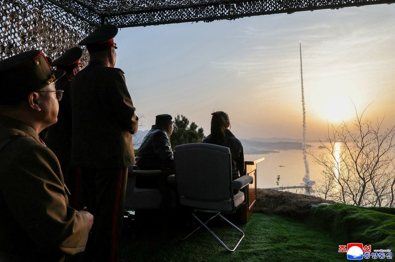 Pemerintah Korea Utara mengumumkan mereka telah melakukan uji coba peluncuran lima rudal balistik taktis permukaan-ke-permukaan jenis Hwasongpho-11 Ra, Senin (20/4/2026). (via REUTERS/KCNA)