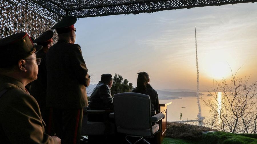 Pemerintah Korea Utara mengumumkan mereka telah melakukan uji coba peluncuran lima rudal balistik taktis permukaan-ke-permukaan jenis Hwasongpho-11 Ra, Senin (20/4/2026). (via REUTERS/KCNA)