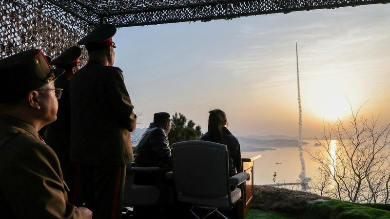 Pemerintah Korea Utara mengumumkan mereka telah melakukan uji coba peluncuran lima rudal balistik taktis permukaan-ke-permukaan jenis Hwasongpho-11 Ra, Senin (20/4/2026).