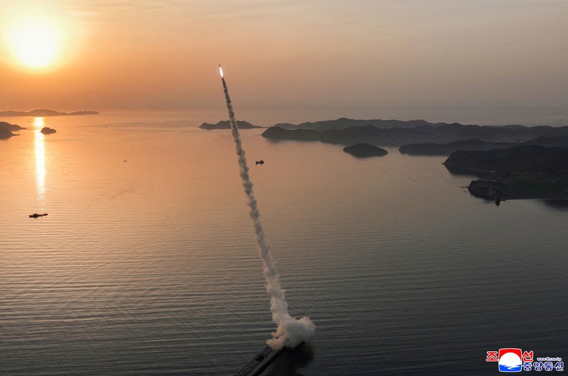 Pemerintah Korea Utara mengumumkan mereka telah melakukan uji coba peluncuran lima rudal balistik taktis permukaan-ke-permukaan jenis Hwasongpho-11 Ra, Senin (20/4/2026). (via REUTERS/KCNA)