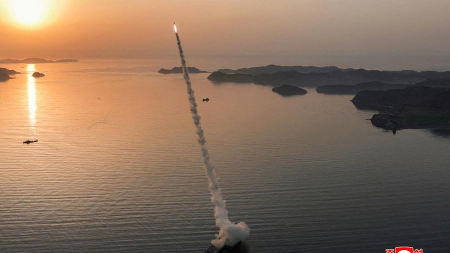 Pemerintah Korea Utara mengumumkan mereka telah melakukan uji coba peluncuran lima rudal balistik taktis permukaan-ke-permukaan jenis Hwasongpho-11 Ra, Senin (20/4/2026). (via REUTERS/KCNA)