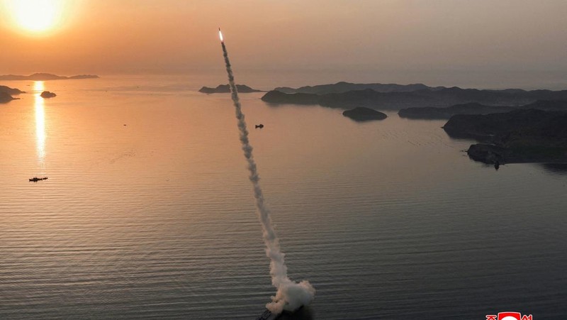 Pemerintah Korea Utara mengumumkan mereka telah melakukan uji coba peluncuran lima rudal balistik taktis permukaan-ke-permukaan jenis Hwasongpho-11 Ra, Senin (20/4/2026).