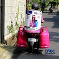 Penjualan LPG di kawasan Pasar Rebo, Jakarta, Senin (20/4/2026). (CNBC Indonesia/Muhammad Sabki)