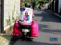 Penjualan LPG di kawasan Pasar Rebo, Jakarta, Senin (20/4/2026). (CNBC Indonesia/Muhammad Sabki)