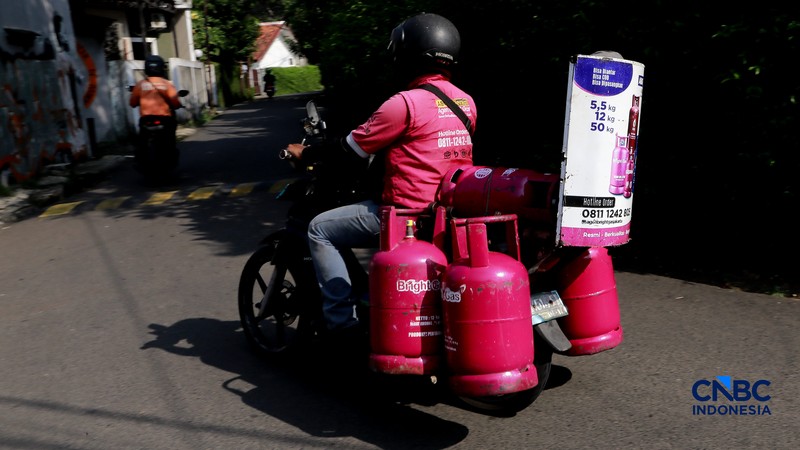 Penjualan LPG di kawasan Pasar Rebo, Jakarta, Senin (20/4/2026). (CNBC Indonesia/Muhammad Sabki)