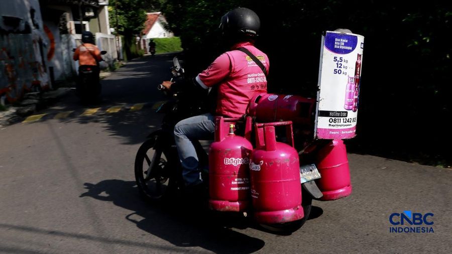 Penjualan LPG di kawasan Pasar Rebo, Jakarta, Senin (20/4/2026). (CNBC Indonesia/Muhammad Sabki)