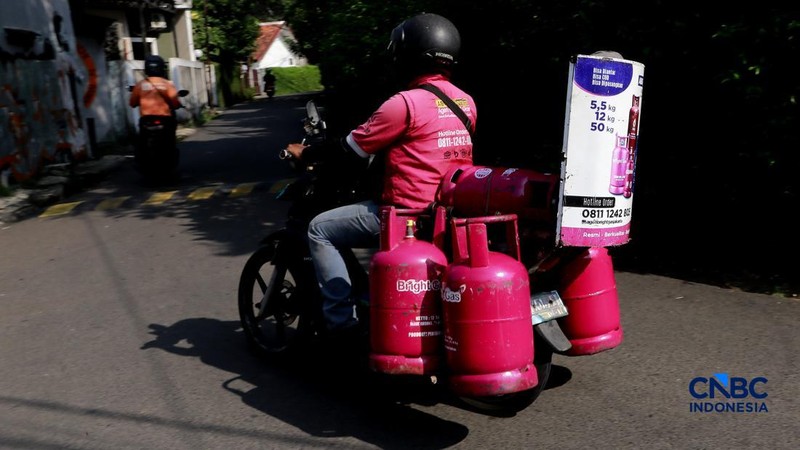 Penjualan LPG di kawasan Pasar Rebo, Jakarta, Senin (20/4/2026). (CNBC Indonesia/Muhammad Sabki)