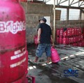 Penjualan LPG di kawasan Pasar Rebo, Jakarta, Senin (20/4/2026). (CNBC Indonesia/Muhammad Sabki)
