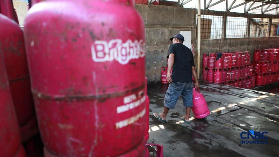 Penjualan LPG di kawasan Pasar Rebo, Jakarta, Senin (20/4/2026). (CNBC Indonesia/Muhammad Sabki)