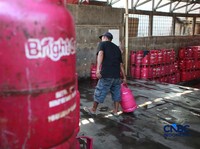 Penjualan LPG di kawasan Pasar Rebo, Jakarta, Senin (20/4/2026). (CNBC Indonesia/Muhammad Sabki)