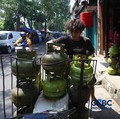 Penjualan LPG di kawasan Pasar Rebo, Jakarta, Senin (20/4/2026). (CNBC Indonesia/Muhammad Sabki)