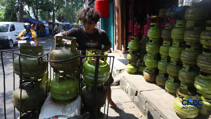 Penjualan LPG di kawasan Pasar Rebo, Jakarta, Senin (20/4/2026). (CNBC Indonesia/Muhammad Sabki)